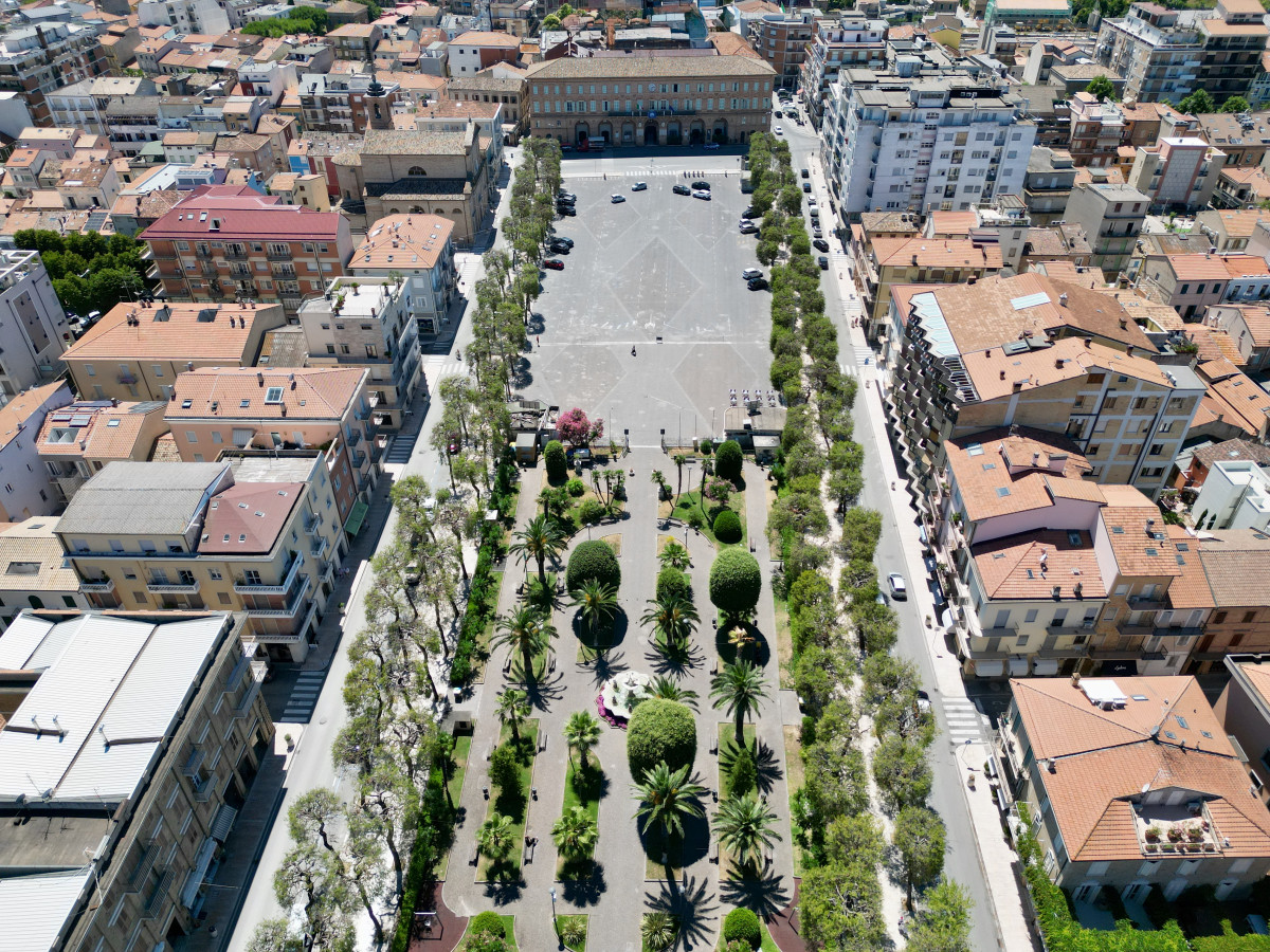 Piazza XX Settembre: la vita cittadina in movimento