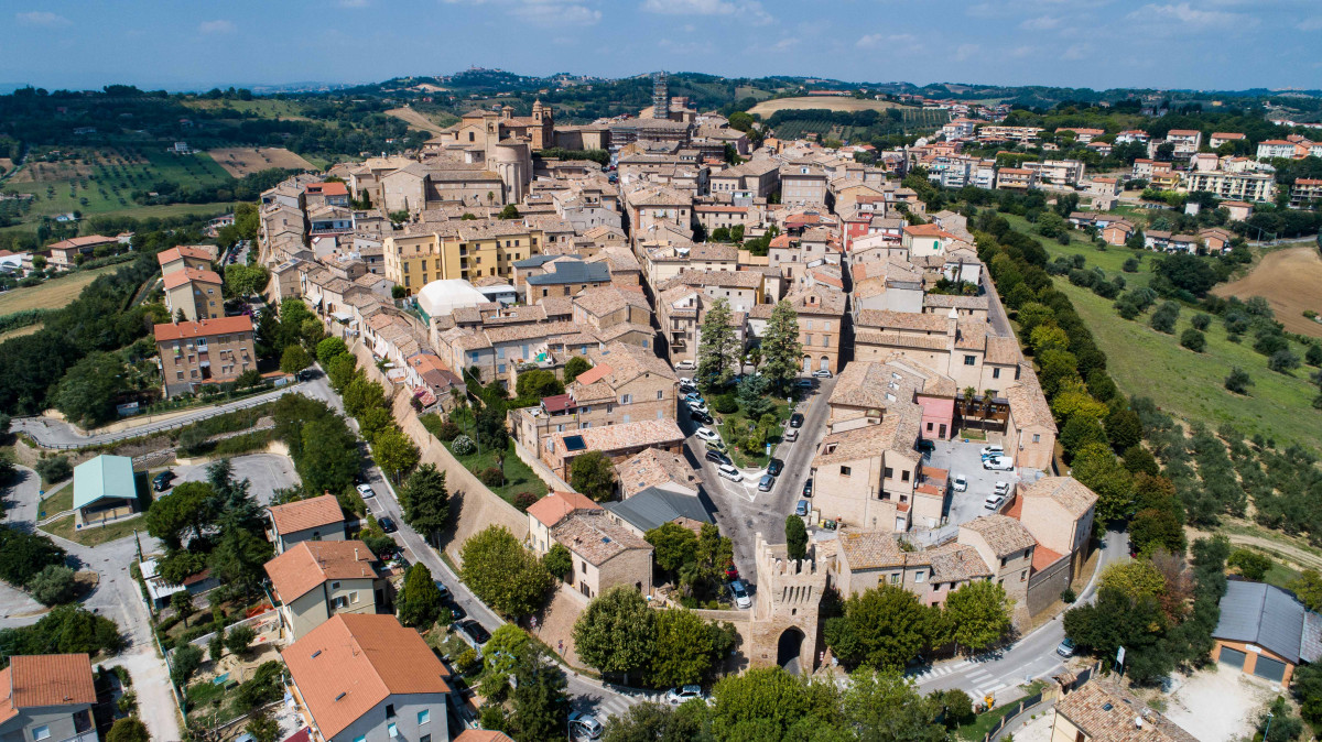 LUNGO LE ANTICHE MURA DI CIVITANOVA ALTA PER VIVERE STORIA E BELLEZZA